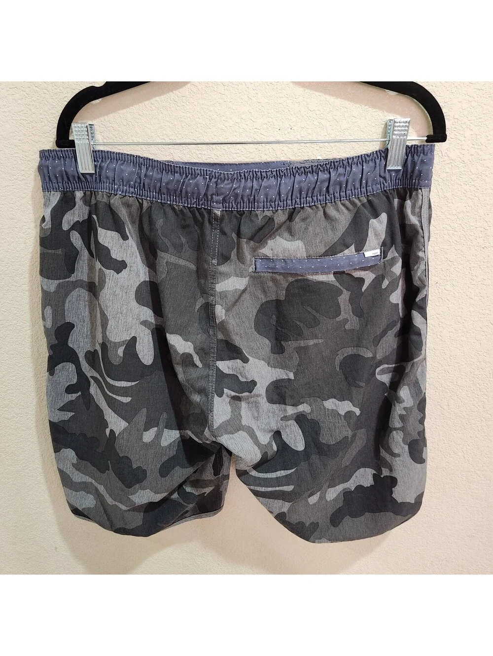 Vuori The Banks Short Mens M Medium 8.5 Gray Camo Camouflage Boardshorts V315